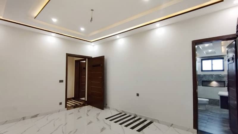 10 Marla Luxurious Low Price House For Sale 34