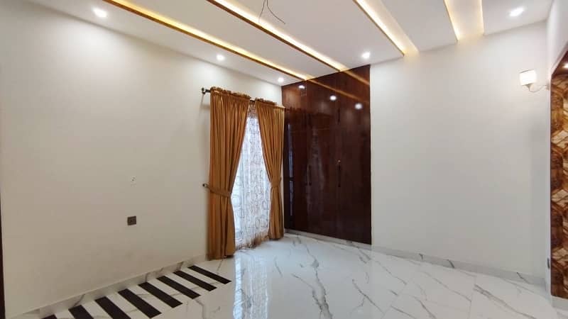 10 Marla Luxurious Low Price House For Sale 36