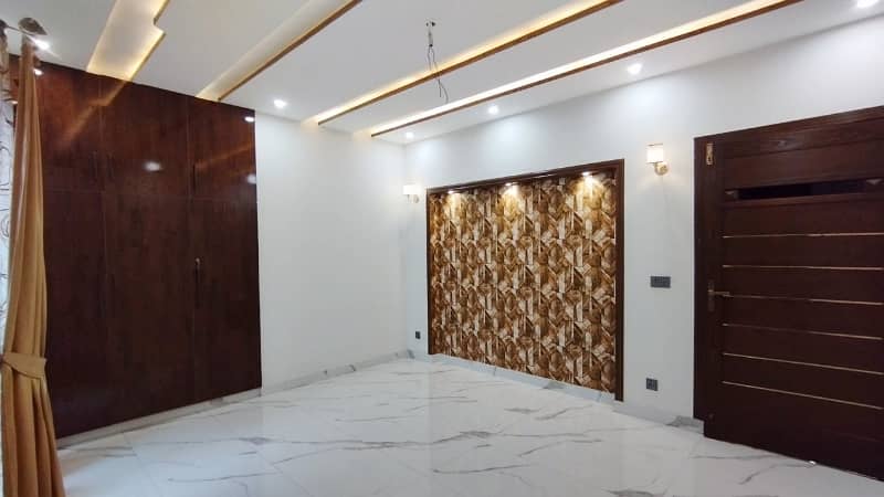 10 Marla Luxurious Low Price House For Sale 37