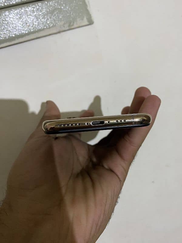 IPHONE XS FACTORY UNLOCKED 64 GB 5