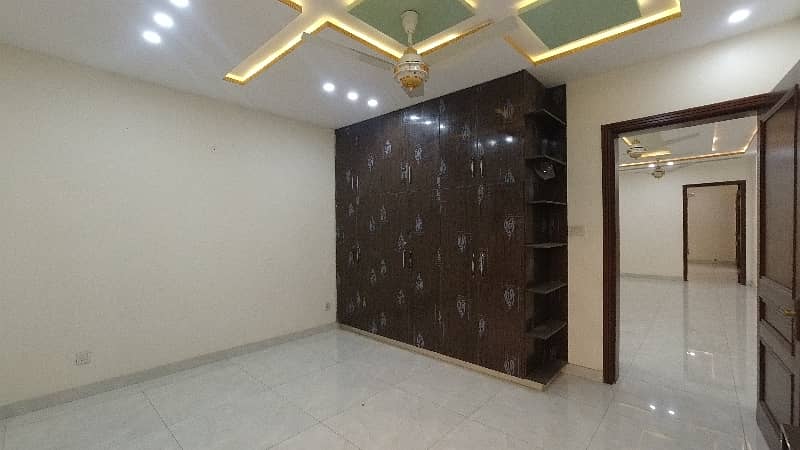 10 Marla House In Sahafi Colony 23