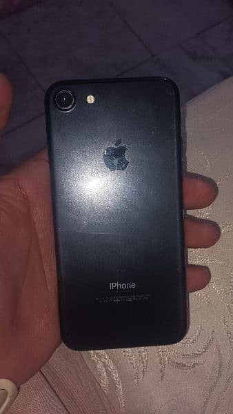 I phone 7.256GB Non PTA Lakin Sim working 1 year say zyada ho gaya hy 1