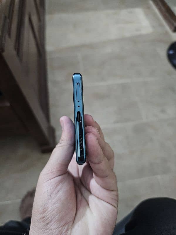 Vivo V30 4