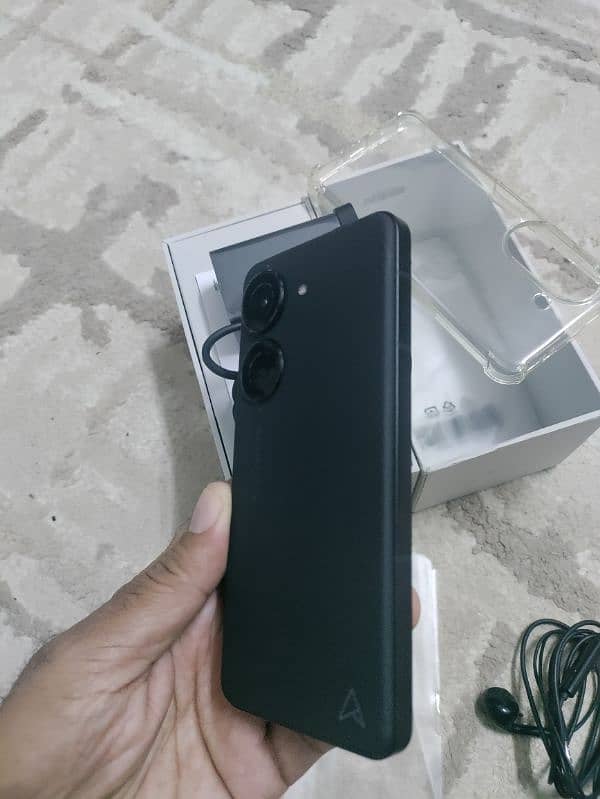 ASUS ZENFONE 10 NEW 1