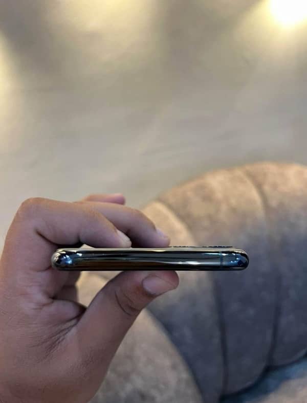 iphone 11 pro max 4