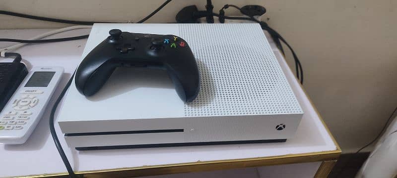 Xbox one S, With original Two controllers, 1Tb storage 0