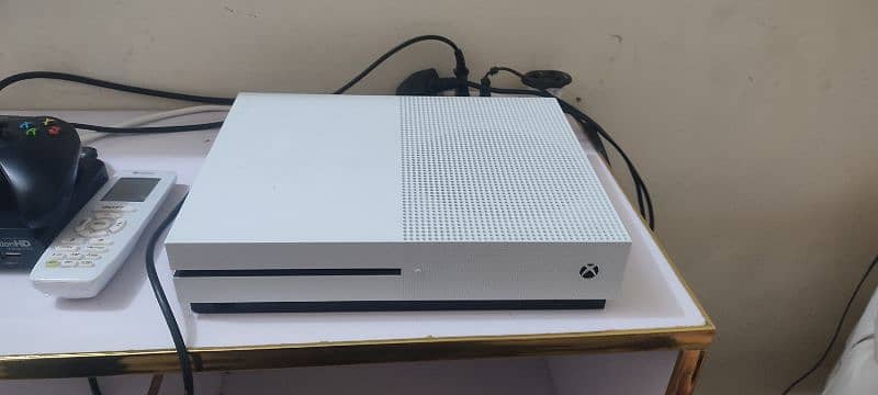 Xbox one S, With original Two controllers, 1Tb storage 1