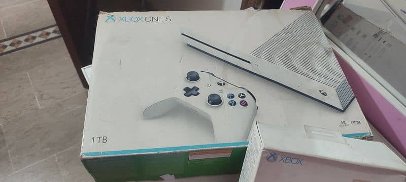 Xbox one S, With original Two controllers, 1Tb storage 3