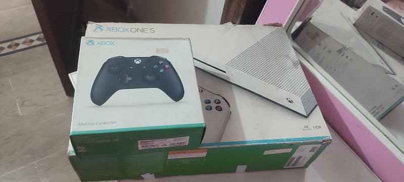 Xbox one S, With original Two controllers, 1Tb storage 4