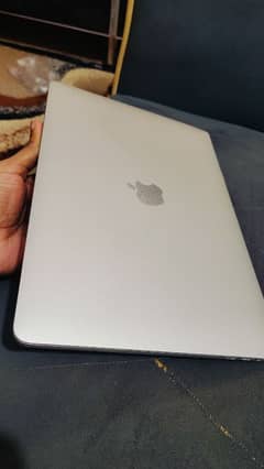 MacBook 2018 i5 2.3 GHz , 8 RAM LDDR3 , 256 SSD