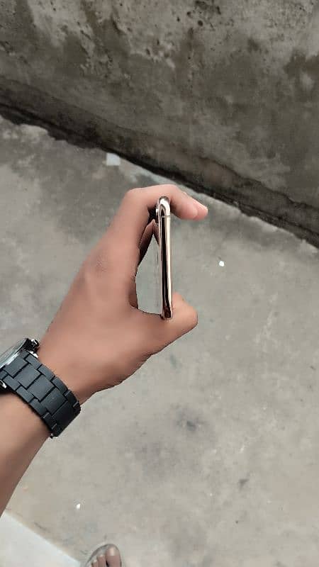 iPhone xsmax body 4