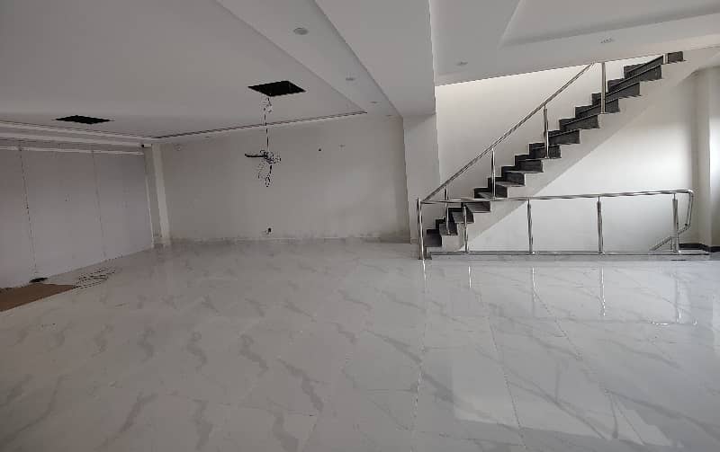 3 FLOORS NEAT & CLEAN INDEPENDENT BUILDING+1 KANAL PARKING PLOT FOR RENT 8