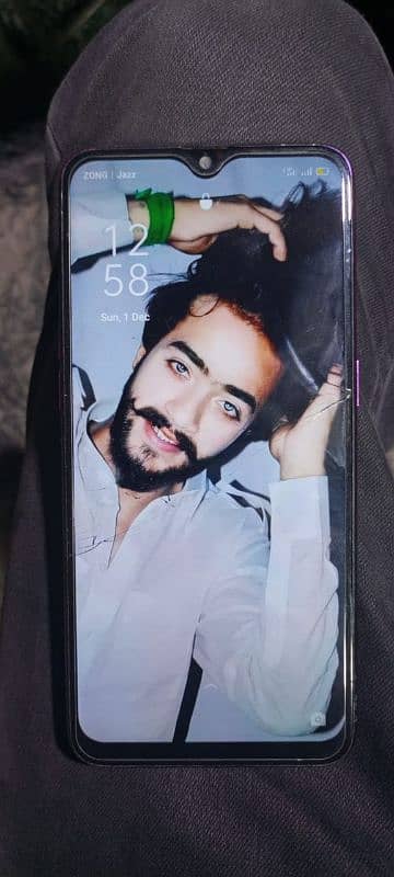 oppo F9 4_64 Fon ka class tuta hai jis ki wja see cemra band hai front 1