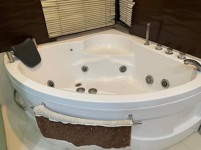 Jacuzzi/Bath tub/Whirlpool 0