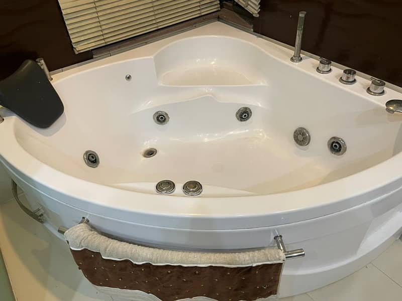 Jacuzzi/Bath tub/Whirlpool 3