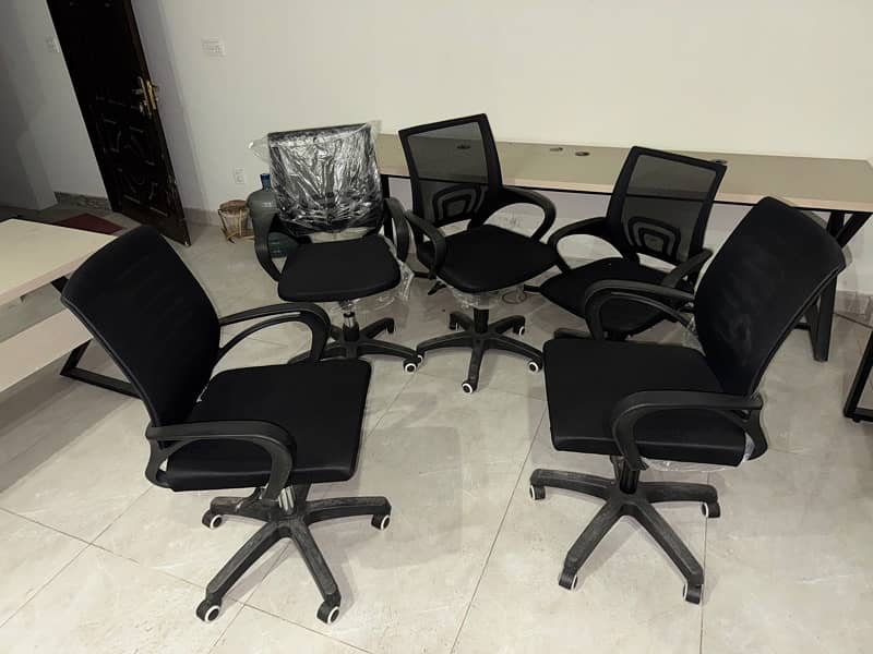 4 computer chairs in good condition  4000 per chair 0