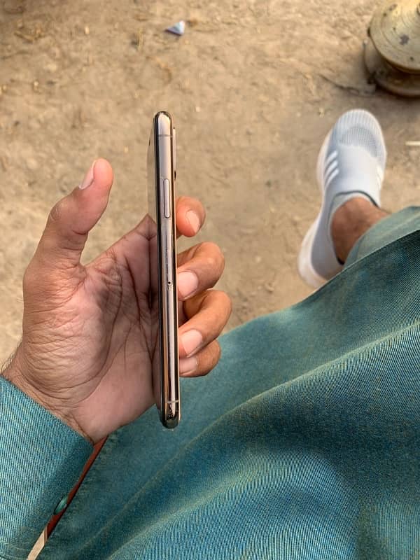 iphone xs non PTA 64gb gold 2