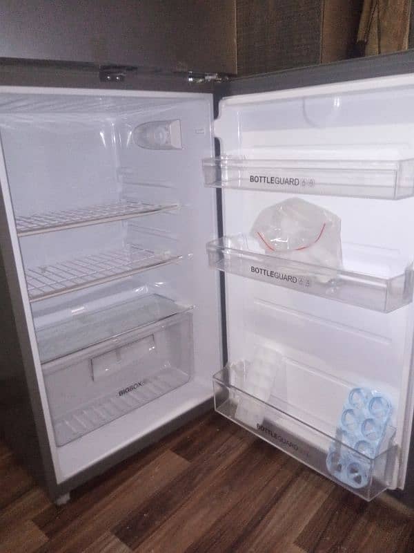 Haier Refrigerator HRF246 4