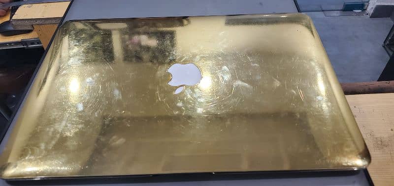 MacBook Air Gold 13 Inches 2015. Core i5 1