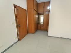 01 Kanal Luxury Beautiful Upper Portion Available For Rent in DHA Phase 4 Lahore Cantt