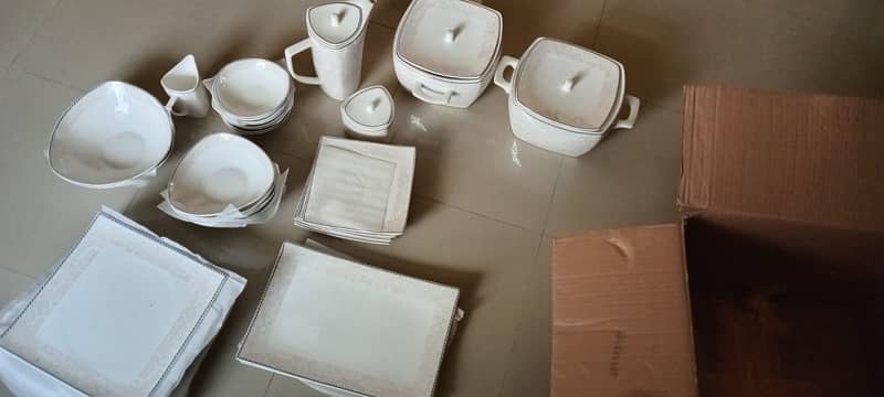 brand new dinner set 0