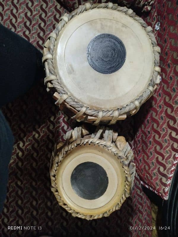 Tabla set in very good condition with bag & support 0