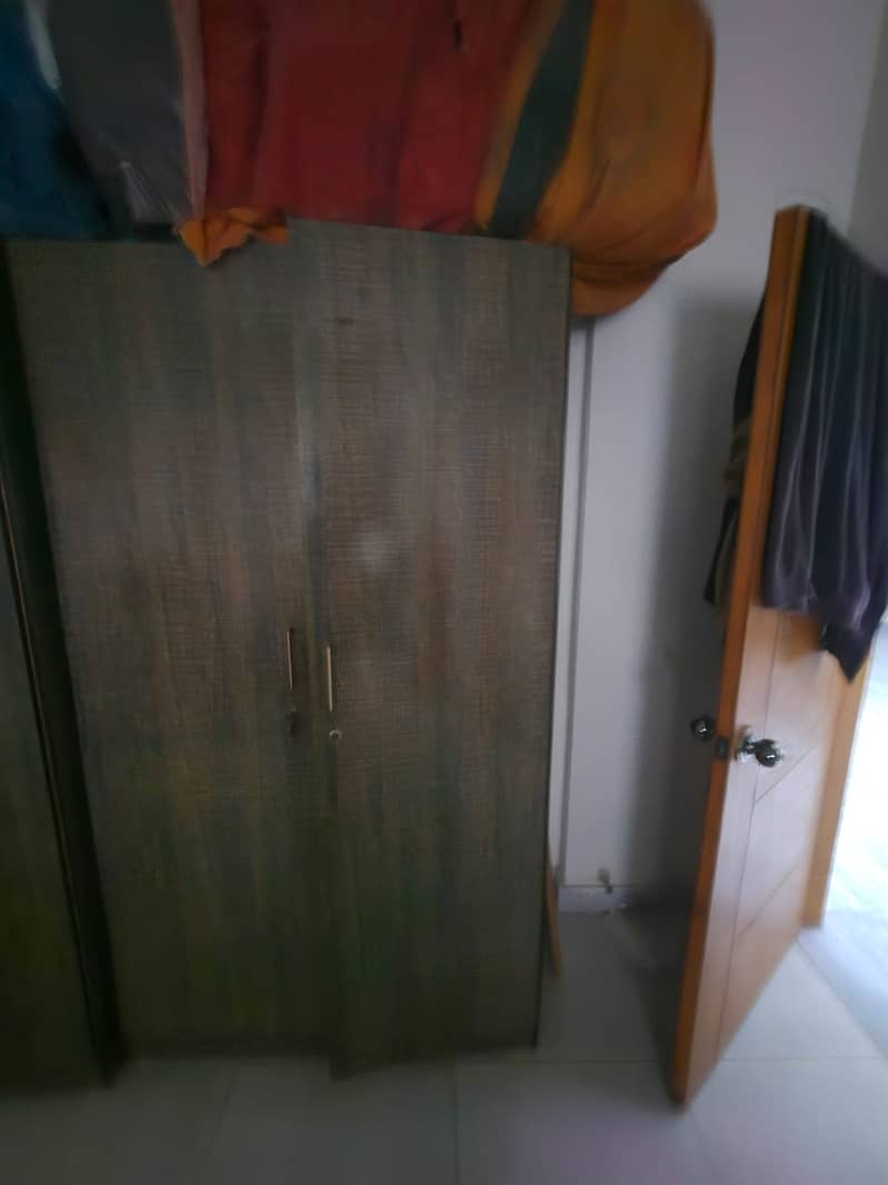 6ft kabbattt(wardrobe)for sale 1