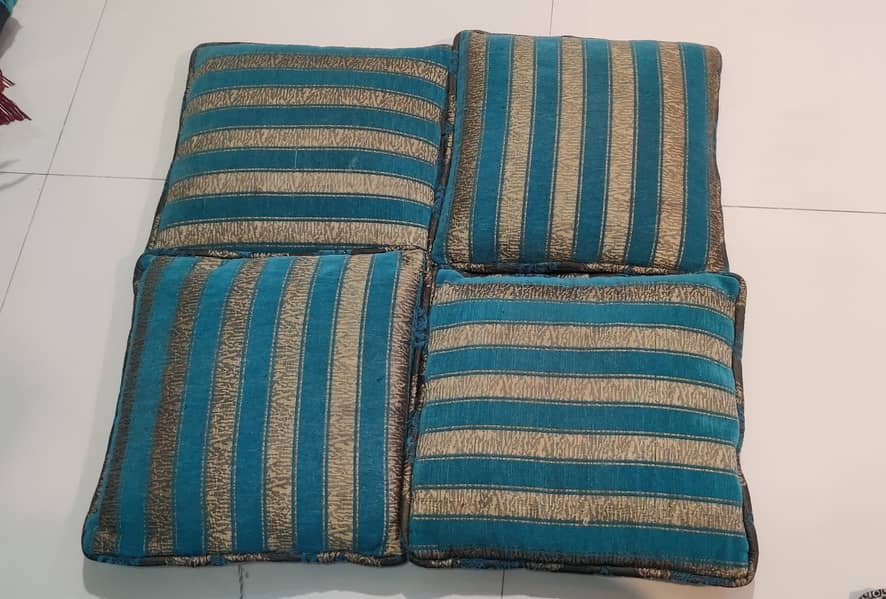 Sofa Pillows & Round Cushions with Covers. 0