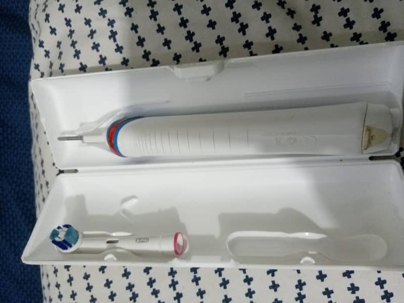 ORIGINAL ORAL B PROFESSIONAL CARE 550 RECHARGABLE ELECTRIC TOOTH BRUSH 9