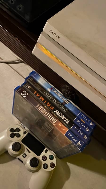 PS4 PRO 1TB Limited Edition 4 Games 3