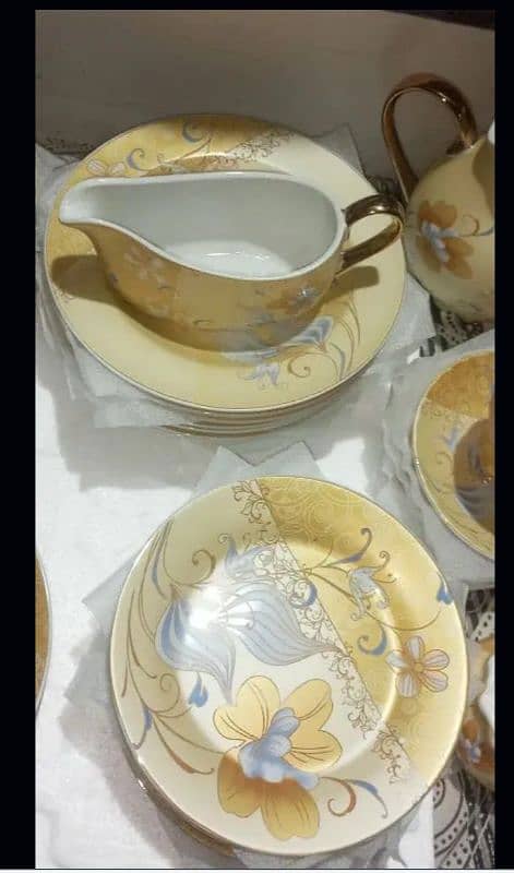 urgent sale Marble Dinner set box pack hai 4