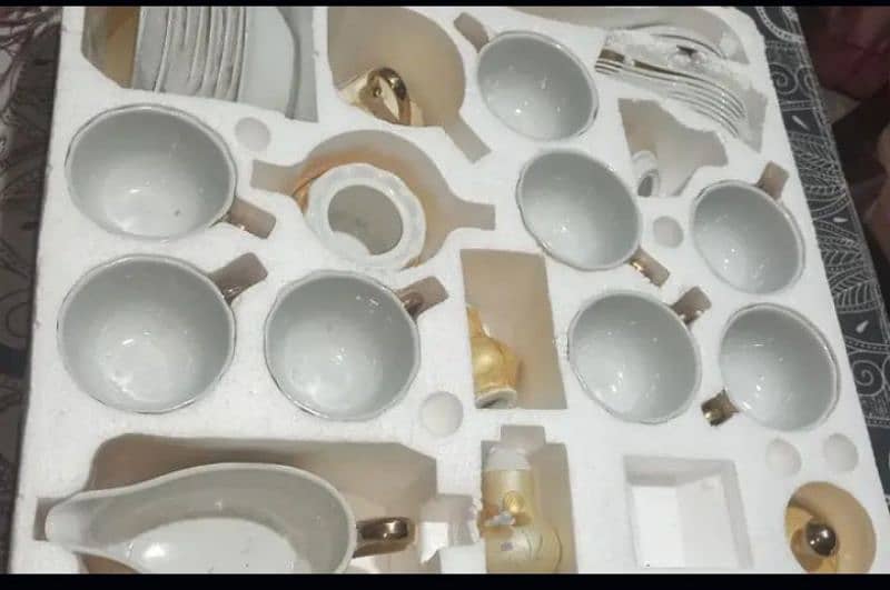 urgent sale Marble Dinner set box pack hai 6