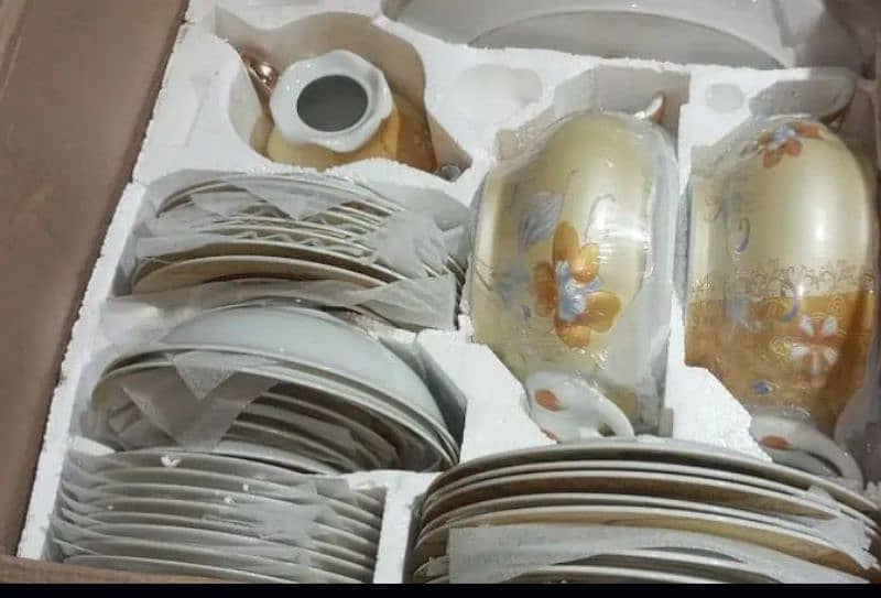 urgent sale Marble Dinner set box pack hai 8