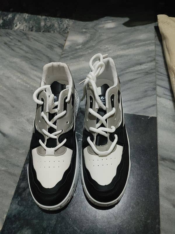 White and black sneakers uk 9.5 (45) size 2