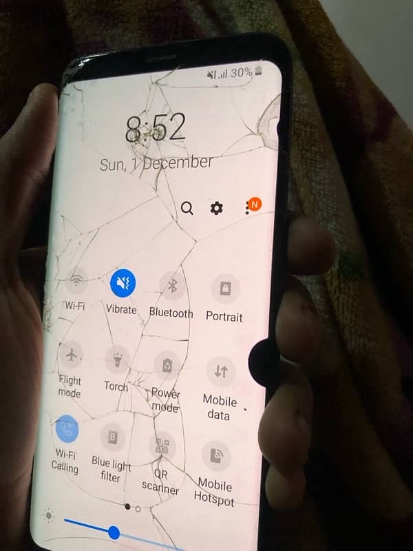 Samsung s8 ik dot ha or glass break hai Back be toti hue hai pta aprov 1