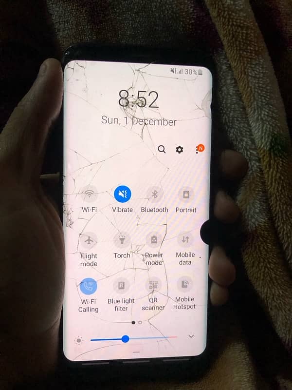 Samsung s8 ik dot ha or glass break hai Back be toti hue hai pta aprov 2