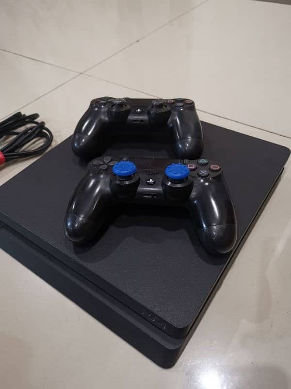 ps 4 slim 500gb with 2 controler and 3 games 5