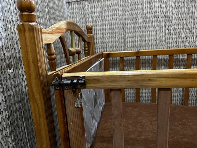 baby swing court with mattress in good condition 11