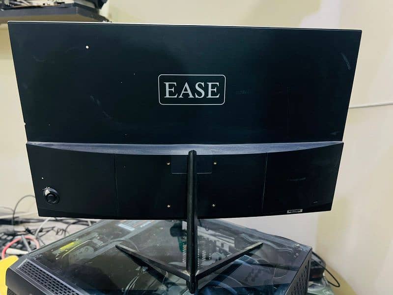 EASE G24V18 Cruved Gaming Monitor 2