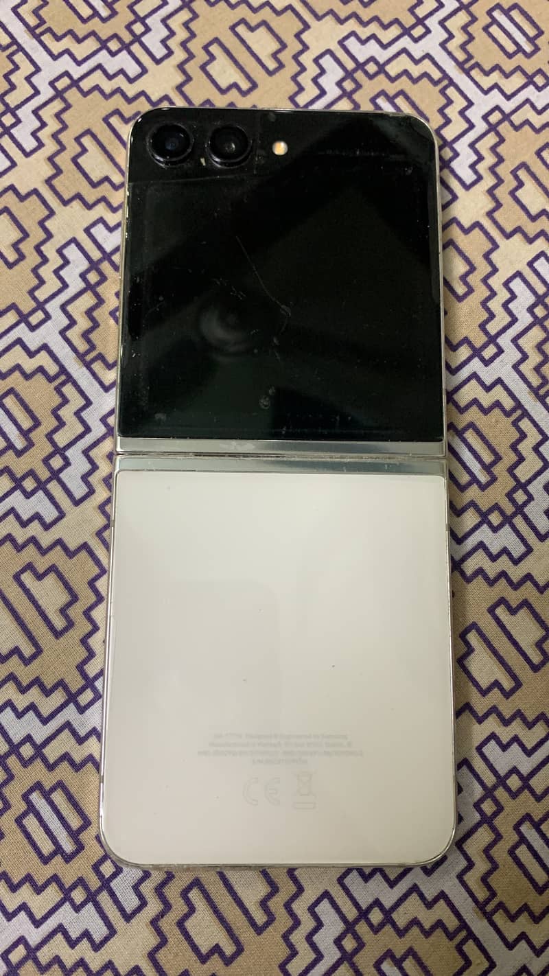 Samsung  Zflip5 with box sim not inserted 2