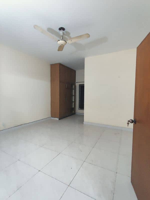 ALLAMA IQBAL TOWN 15 MARLA SEPARATE UPPER PORTION  FOR RENT IN PRIME 4