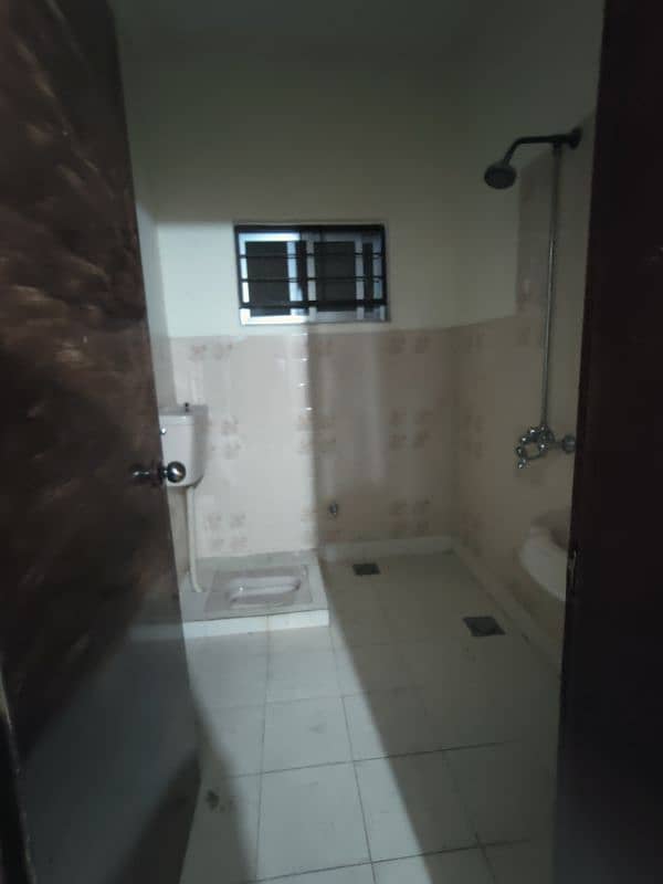 ALLAMA IQBAL TOWN 15 MARLA SEPARATE UPPER PORTION  FOR RENT IN PRIME 8