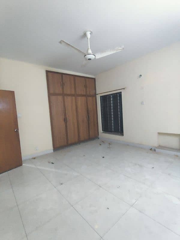 ALLAMA IQBAL TOWN 15 MARLA SEPARATE UPPER PORTION  FOR RENT IN PRIME 10