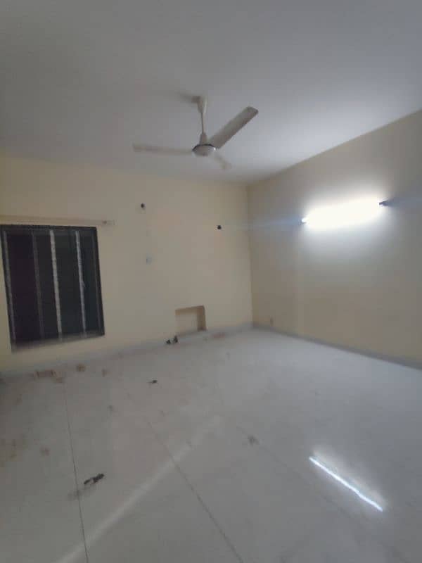 ALLAMA IQBAL TOWN 15 MARLA SEPARATE UPPER PORTION  FOR RENT IN PRIME 11