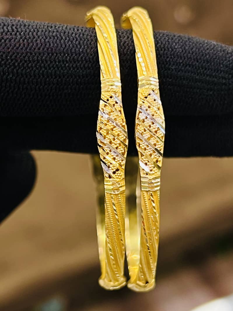 1 PAIR GOLD BANGLES ISTIMAL SHUDA LIKE ZERO METER CONDITION 2