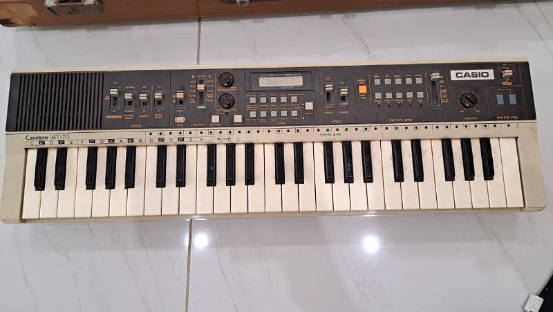 Casio MT-70 49 keys Keyboard Piano Synthesizer 2