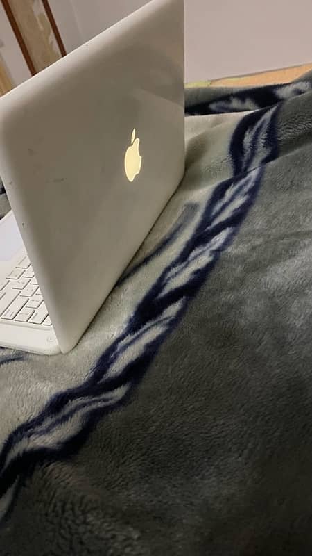 Macbook 2010 core 2 duplus Original charger worth 6000/- 0