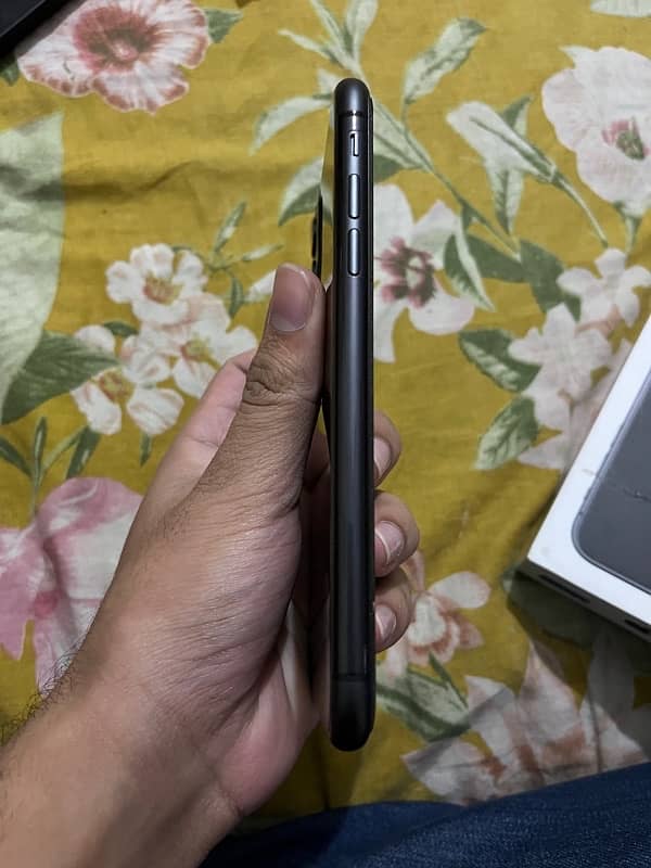 IPhone 11 non pta 64GB with box cable 1