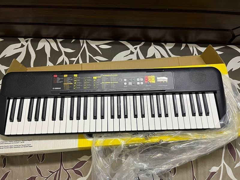 Yamaha piano PSR- F52 3