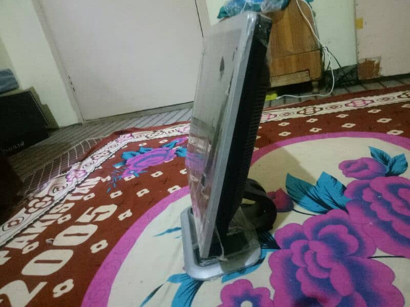 HP monitor in used best condition h 10/10  no fault everything okay 1